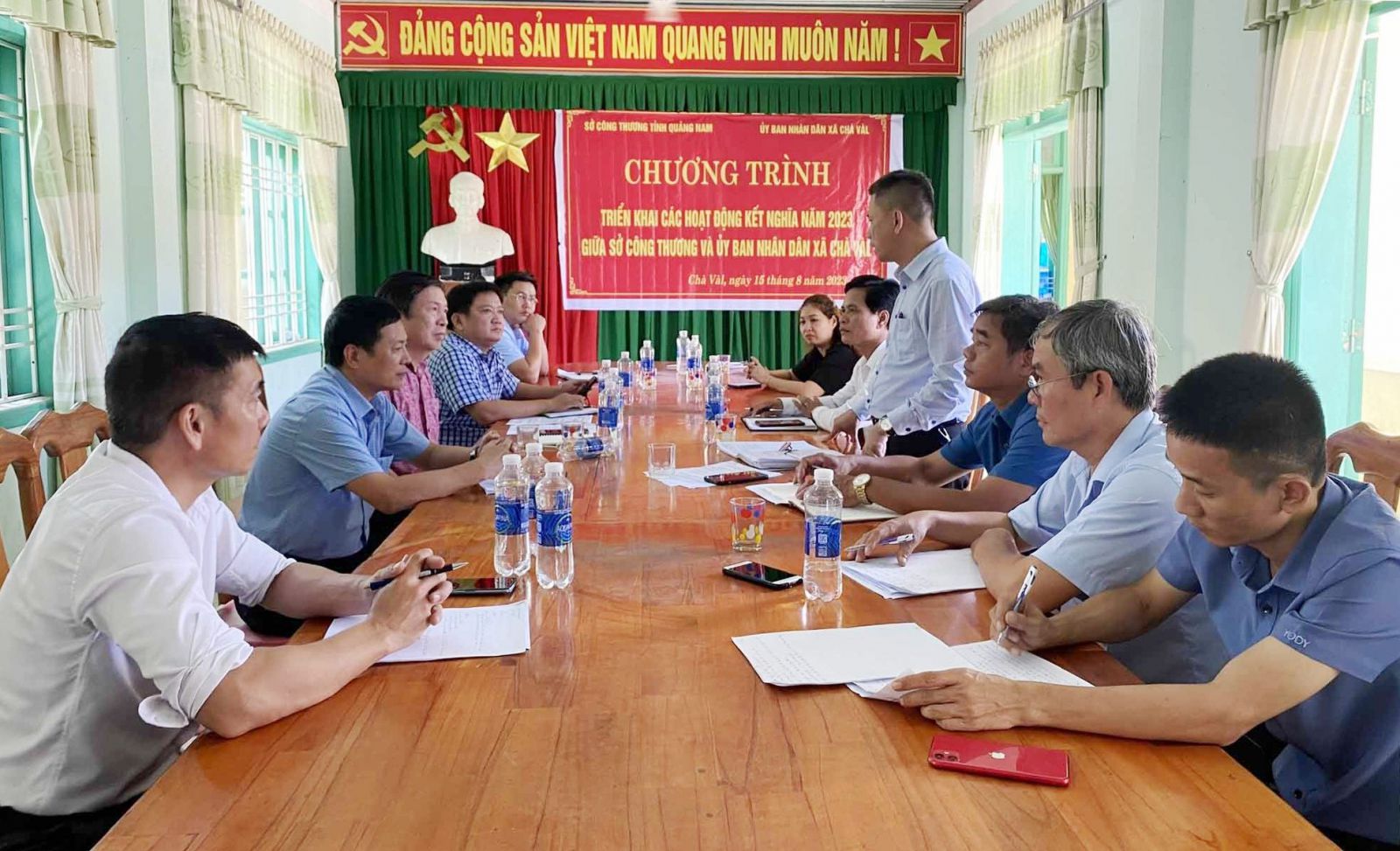 Đoàn công tác Sở Công Thương trao đổi với địa phương về các nội dung hỗ trợ. Ảnh: V.L