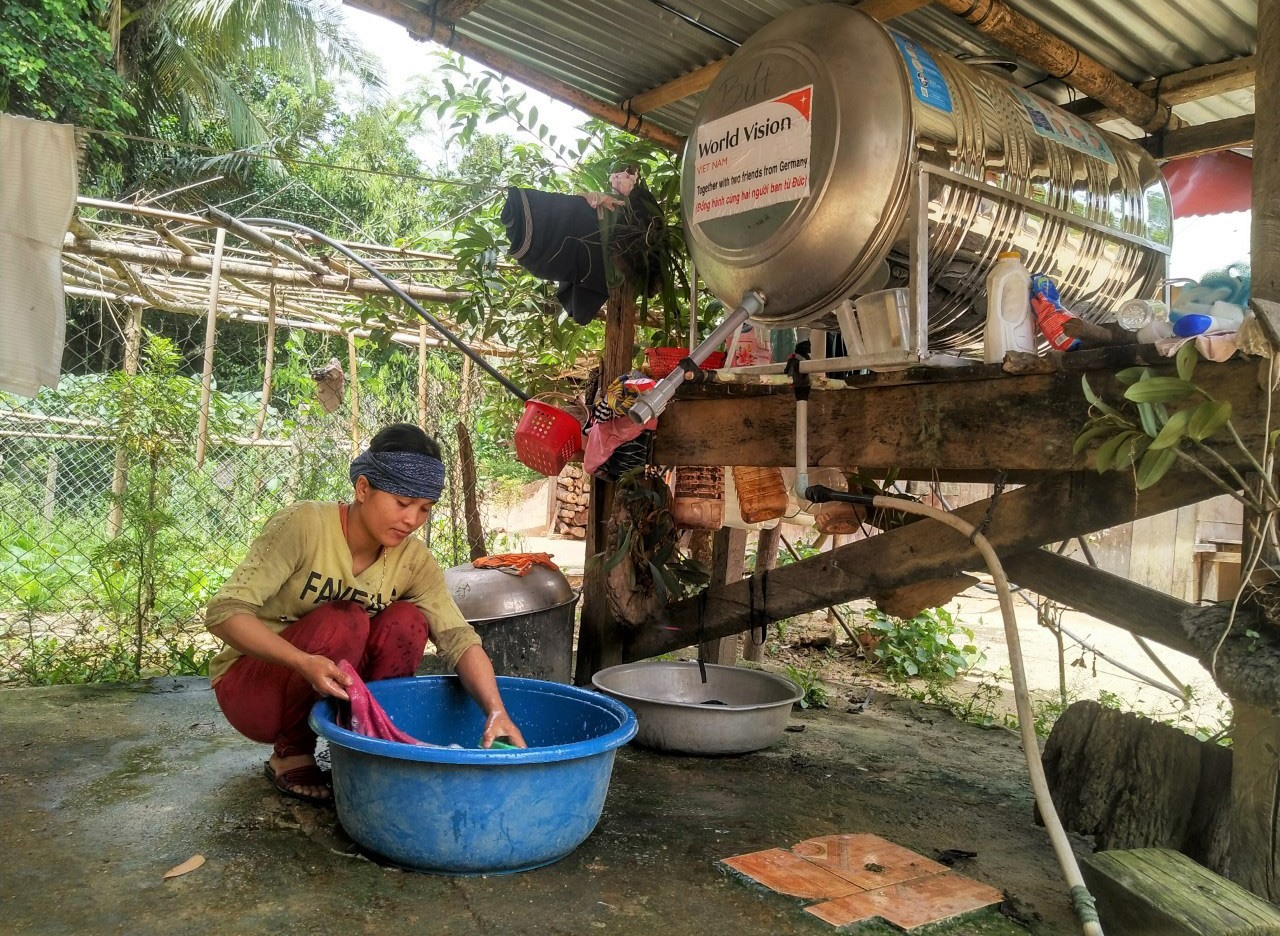 Bồn chứa được hỗ trợ miễn phí giúp người dân vùng cao sử dụng nước hợp lý, tiết kiệm phục vụ cuộc sống. Ảnh: Đ.N