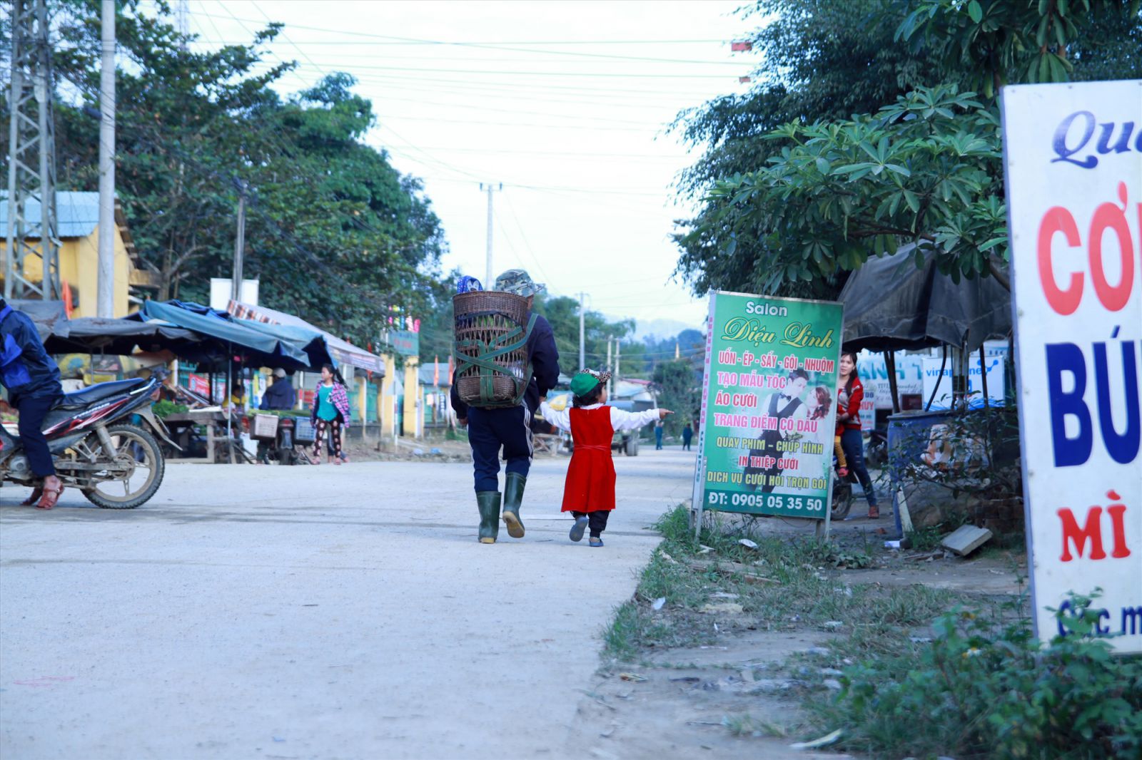 Trung tâm xã Chà Vàl (huyện Nam Giang) vẫn là một “thị tứ vùng biên” phát triển thương mại, dịch vụ sầm uất nhất ở vùng cao. Ảnh: T.C